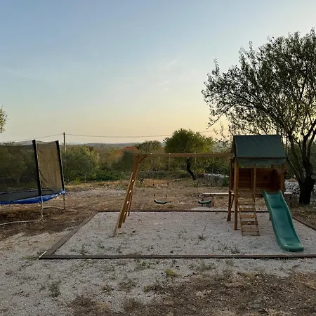 Nyaraló Relax And Unwind: Family-friendly House Near In Zagrad Zára